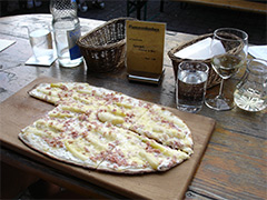 Flammenkuchen, eine Spezialitt vieler Strausswirtschaften